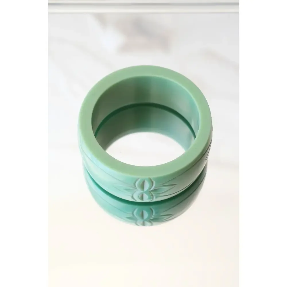 Vintage 1930s–40s Carved Mint Green Bakelite Bangle